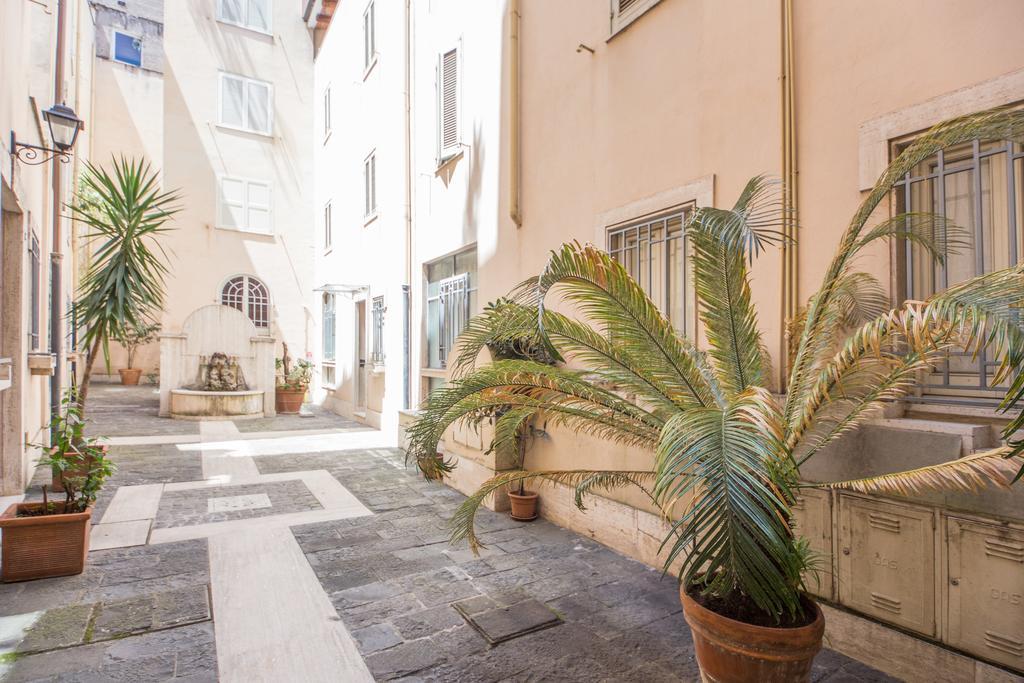 Elegant Apartment Behind The Colosseum Roma Exterior foto