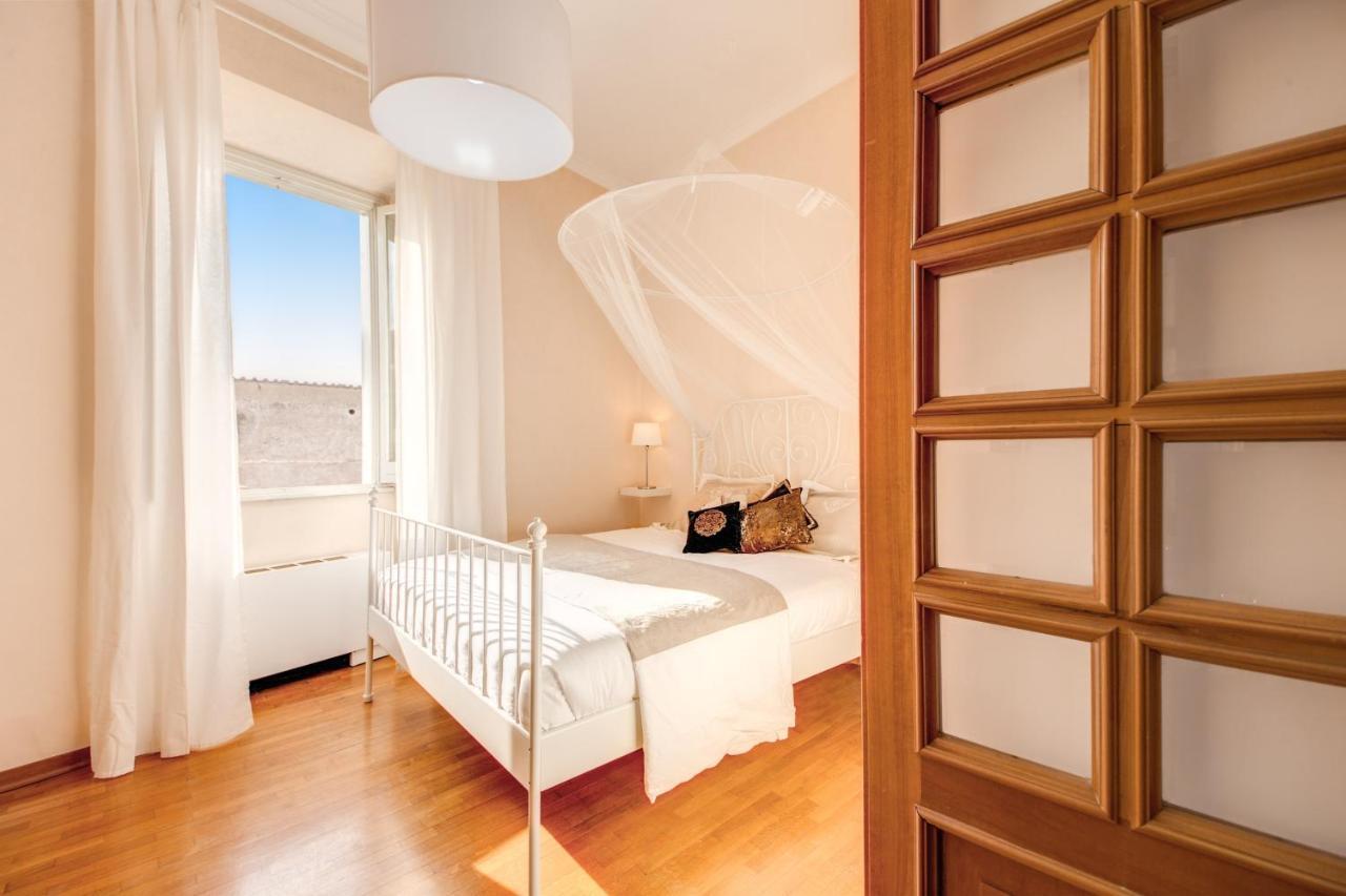Elegant Apartment Behind The Colosseum Roma Quarto foto